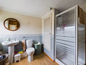 Shower room- click for photo gallery